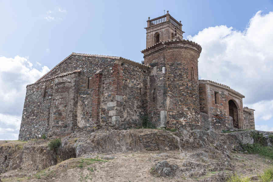 Huelva - Almonaster la Real 29 - fortaleza medieval y mezquita.jpg